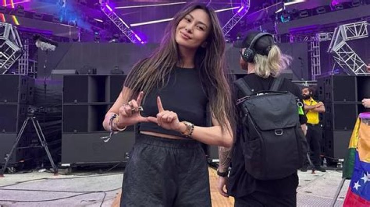 From Convention to Family: Inside the Life of the Political Figure