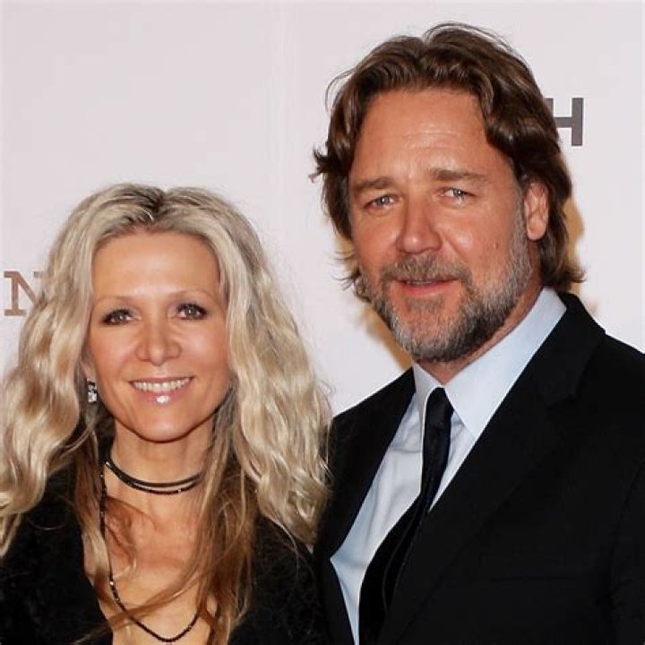 Russell Crowe: Early Life & Family Secrets - Unveiled!